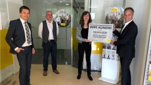 Mit Frau Maria Koller begrüßt die bank99 die 9.999 Kundin in der Postfiliale im steirischen Feldbach.
