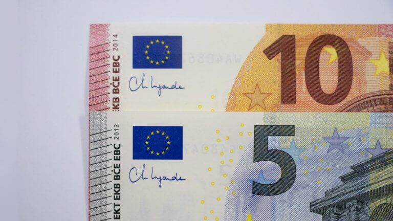 Fünf und zehn Euro Banknoten mit Unterschrift von EZB-Präsidentin Christine Lagarde ab sofort in Umlauf