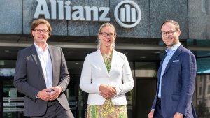 jö-Geschäftsführer Mario Günther Rauch und Ulrike Kittinger mit Rémi Vrignaud, CEO der Allianz Österreich