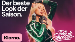That's hot? In der Multimedia-Kampagne von Klarna prägt Paris Hilton, die Ikone der 2000er den neuen Slogan 'That’s Smoooth' als Antwort auf die flexiblen Zahlungs- und Shopping-App-Funktionen von Klarna.