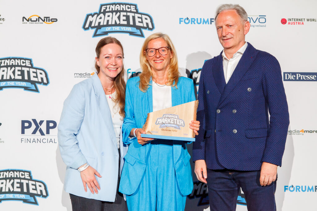 Christine Hofer (RLB Tirol) wurde zum Finance Marketer of the year 2022 in der Kategorie Banken gewählt. ForumF-Herausgeber Peter Neubauer und Laylah Rabitsch vom Kategoriesponsor VISA gratulieren.